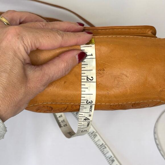 Vintage Hand-Tooled Leather Shoulder Messenger Bag | Butterscotch Brown 1970s - Picture 13 of 14